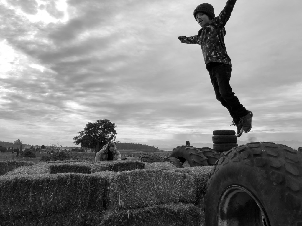 after-the-rain.org / Boy jumping up in the air