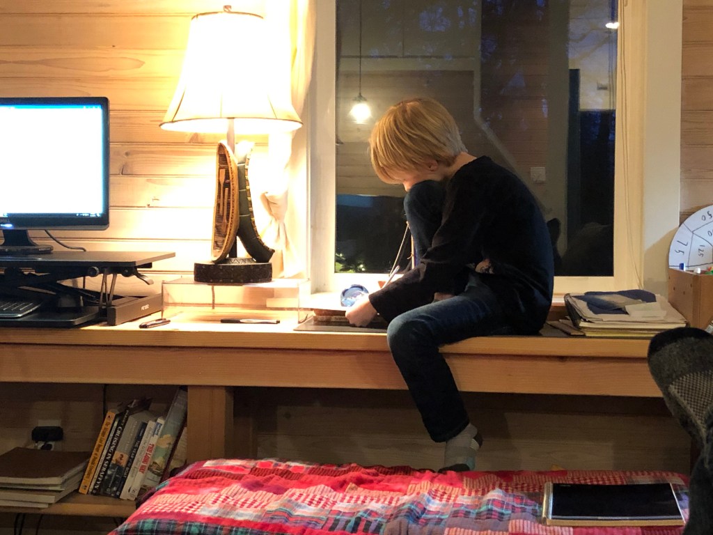 after-the-rain.org / Boy sitting on table
